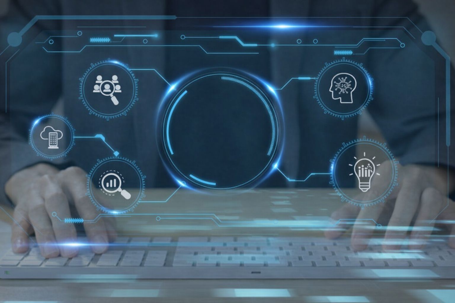 Kädet näppäimistöllä, taustalla data-analyysiä ja innovaatioita esittäviä ikoneita.